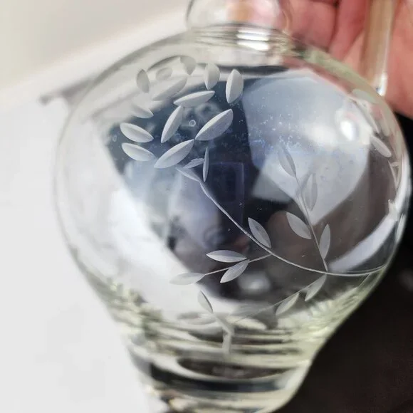 Crystal Etched Vintage Wine Decanter With Stopper - Picture 8 of 9